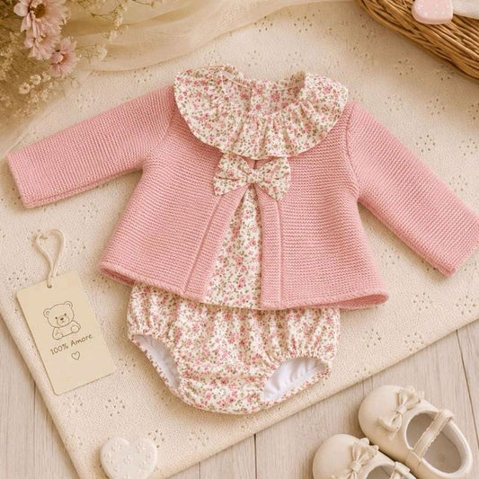 Eleganza e dolcezza in un completo dal fascino romantico. 🌸